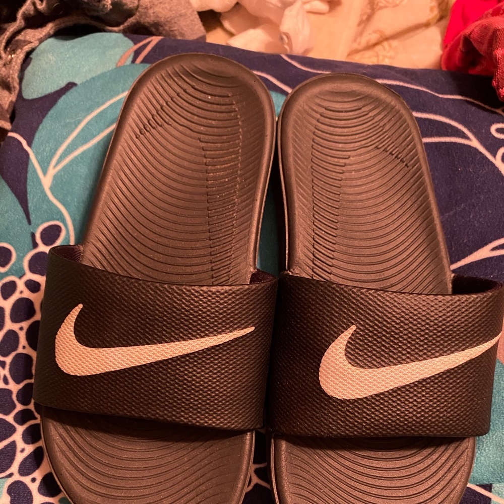Nike Youth size 1Y Worn 1 time!!!